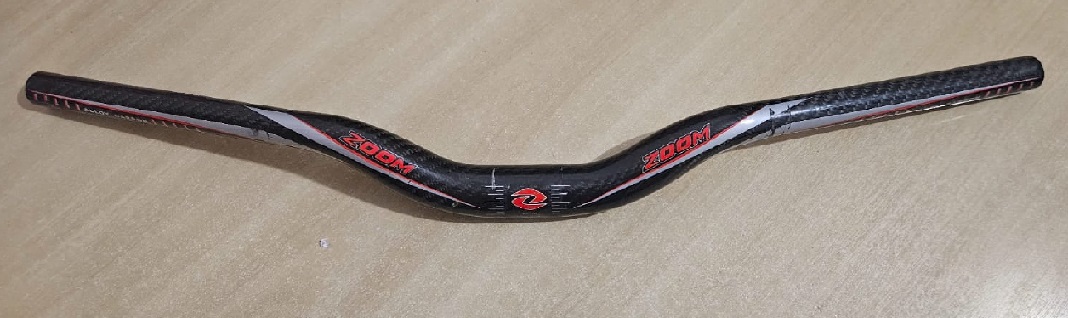 GUIDÃO MTB ZOOM CURVO 31.8MM x 630MM x 3 CARBONO ( USADA )