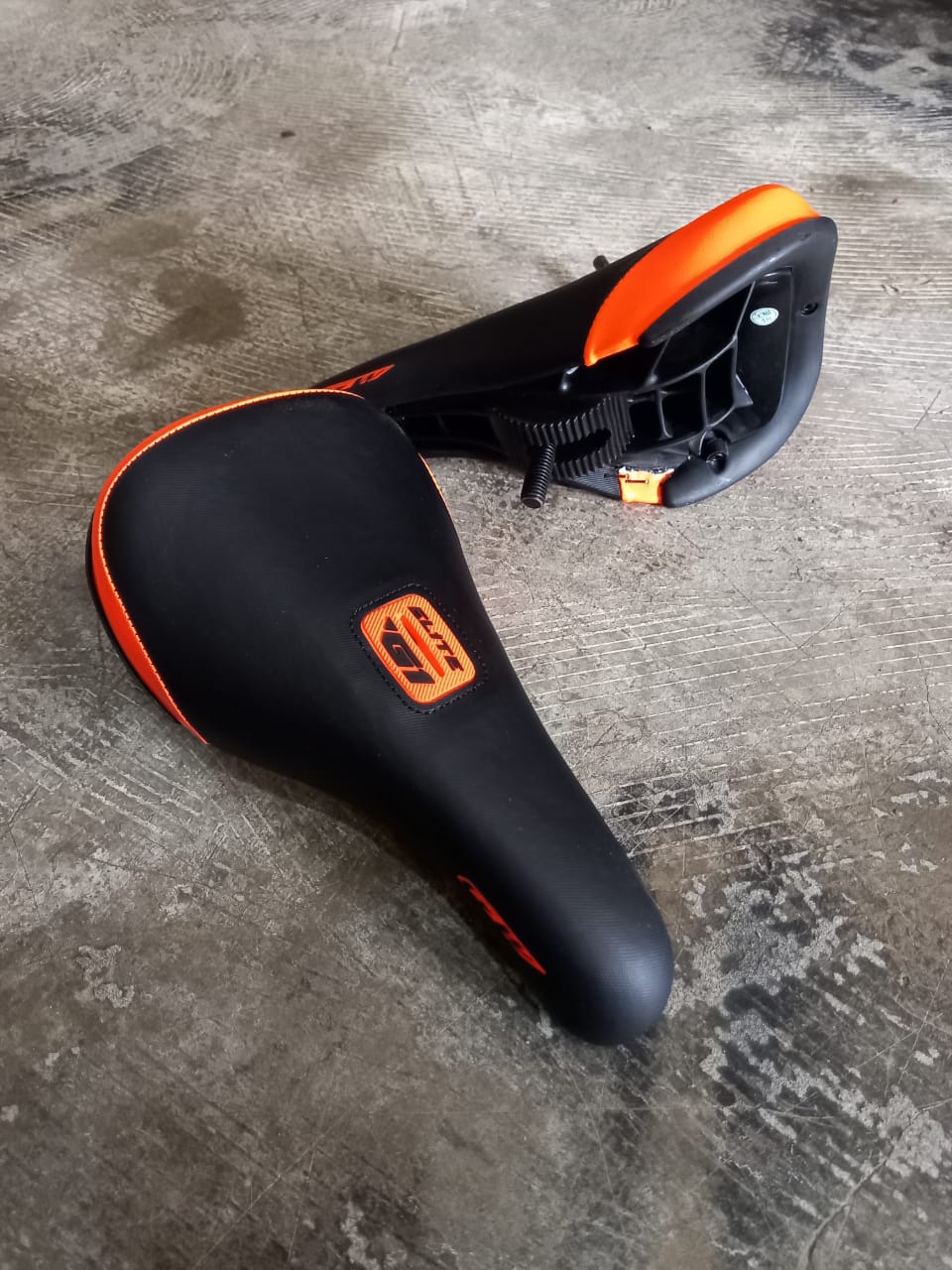 BANCO GW PIVOTAL ELITE FINO PRETO / LARANJA