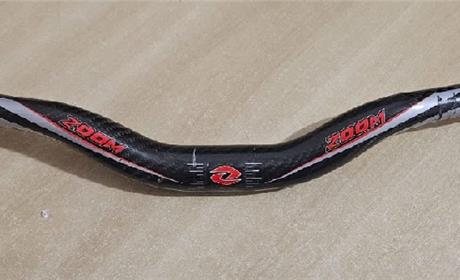 GUIDÃO MTB ZOOM CURVO 31.8MM x 630MM x 3 CARBONO ( USADA )