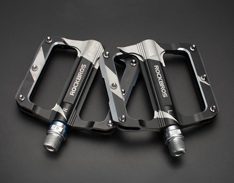 PEDAL ROCKBROSS PLATAFORMA ROLETADO ALUM. PRETO/BRANCO